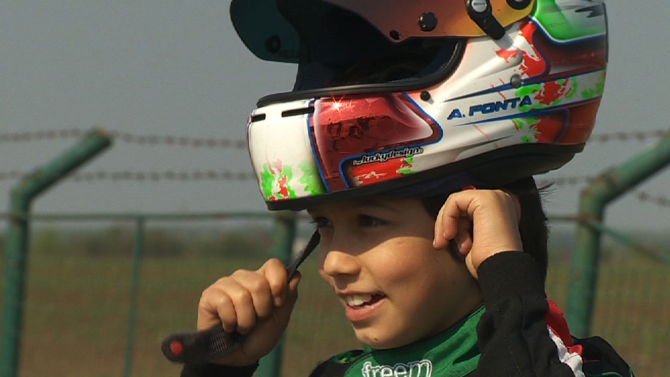 Fiul lui Victor Ponta e pasionat de karting: "Am văzut cât de multe cupe are tati şi m-am gândit şi eu ca odată o să am mai multe"