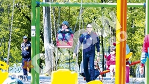 Cosmin Cernat si noua sotie si-au scos copiii in parc: doamna s-a suit pe stepper, copiii s-au urcat in leagane!