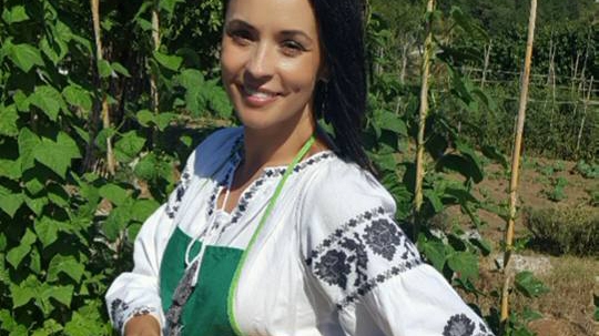 Cum s-a fotografiat ANDREEA MARIN în această dimineaţă: ''Tălpile mângâie...'' 