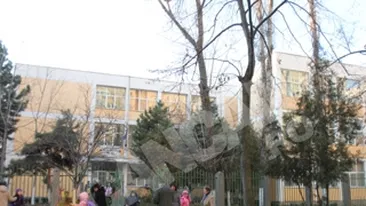 Roberta si Louis, elevii care au facut sex oral in toaleta scolii, au fost mutati imediat de la scoala!