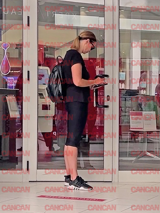 Andreea Marin, absorbită de telefon.