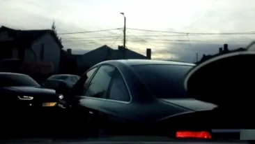 Un tânăr fără permis a fost reținut după ce a lovit o mașină a Poliției din Drobeta Turnu Severin - VIDEO