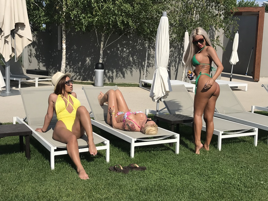 Cele trei bombe sexy din showbiz au făcut furori la piscină