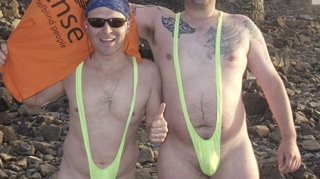 Au urcat pe munte in costumul lui "Borat"