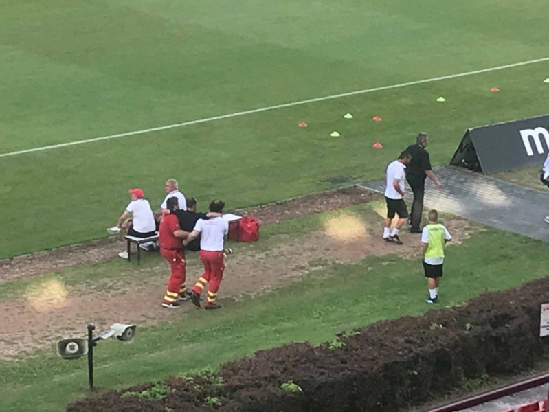 Marius Avram, momente de groază pe teren. Arbitrul a fost scos pe targă de la meciul pe care îl conducea în Europa League