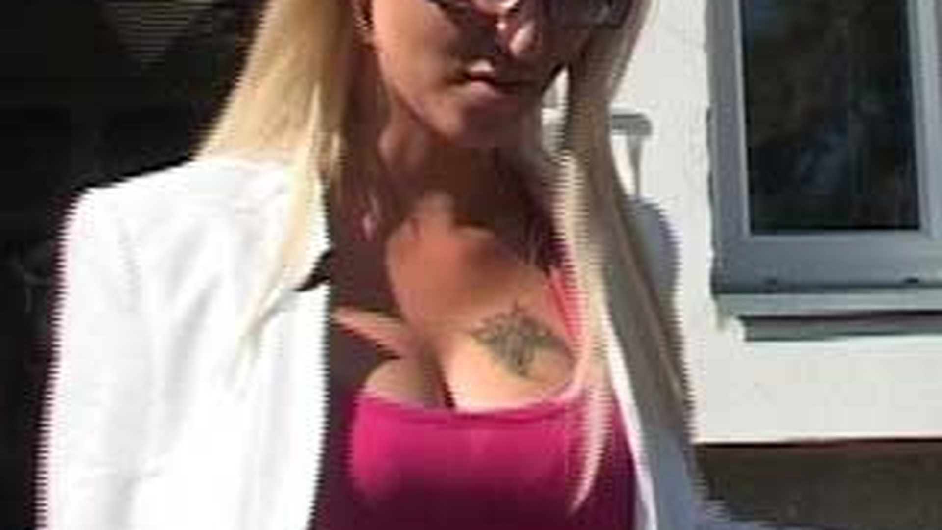 Blonda care a facut striptease in benzinarie a platit scump pentru „numarul" ei!