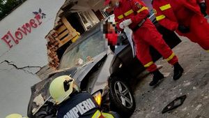 O femeie a murit, după ce un șofer vitezoman a intrat cu mașina într-o florărie din Satu Mare | Imagini șocante