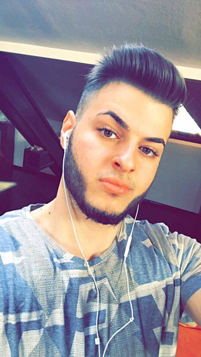 Îşi laminează genele, sprâncenele şi…Tatăl lui urmează să încaseze 220 mil €, iar el… Îl copiază pe faimosul Johnny Bravo!
