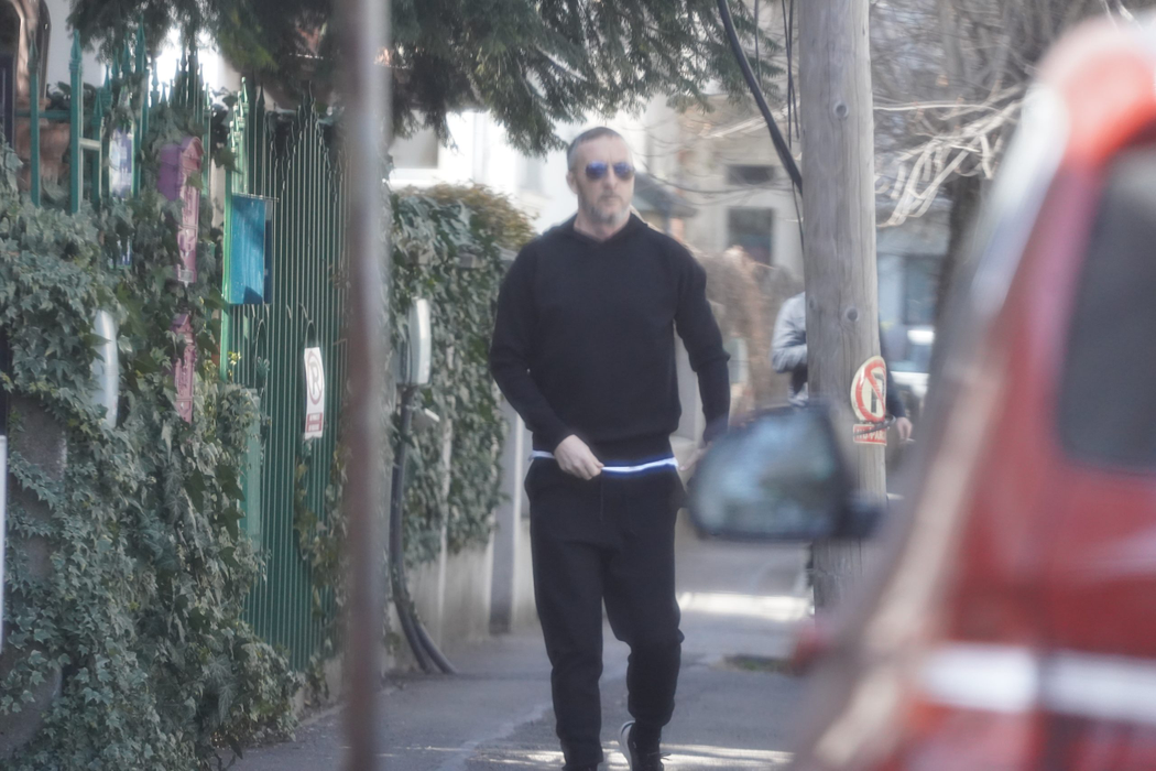 Meme Stoica se grăbește să ajungă la întâlnire (Foto: CANCAN.RO)