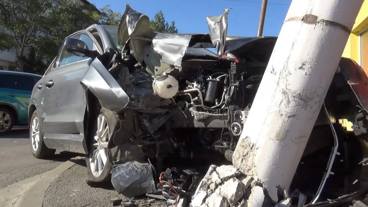 Bolid de 50.000 de euro, făcut praf după ce șoferul s-a ciocnit de o mașină și a rupt un stâlp în Reșița. Cât de mare era alcoolemie lui