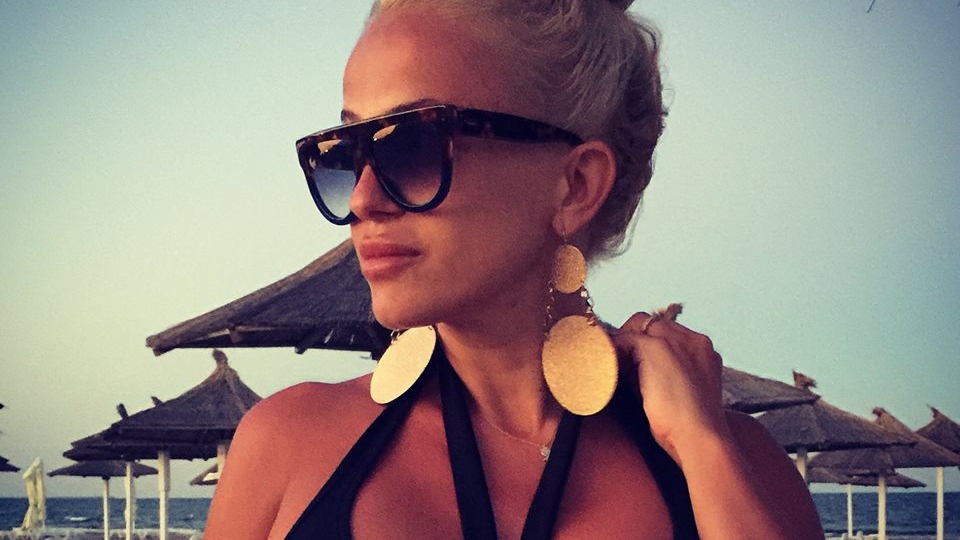 ANDA ADAM, apariţie răvăşitoare pe plajă! A îmbrăcat cel mai sexy costum de baie, după care i-a asigurat pe fani: „Chiloţii sunt... “