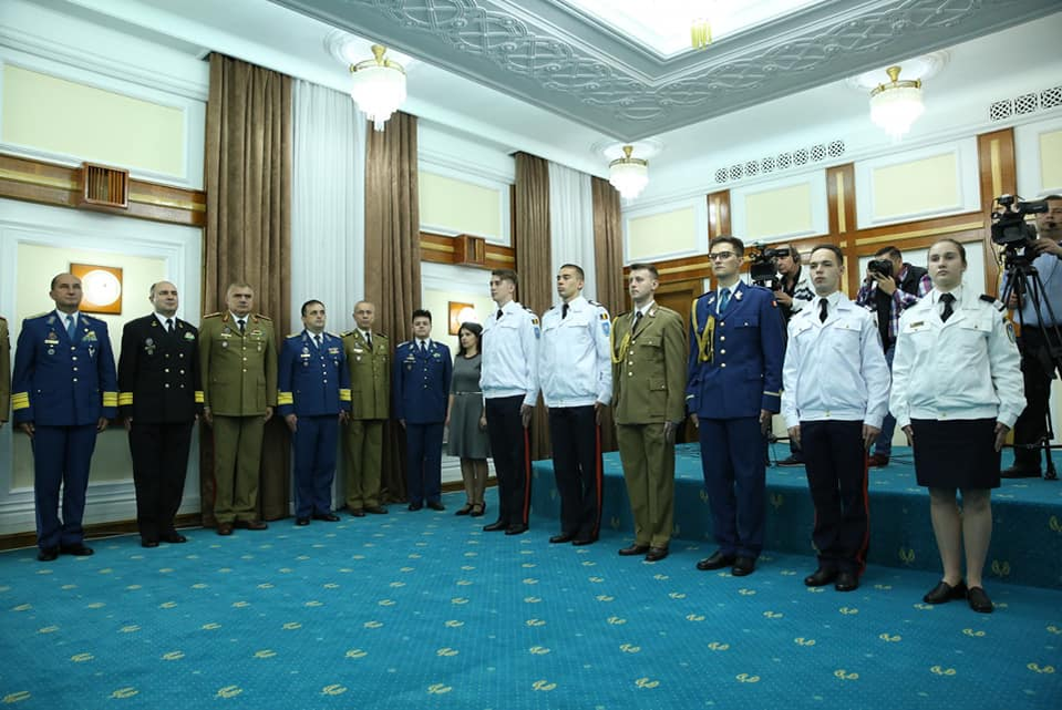 Cezara a participat la o ceremonie la Ministerul Apărării, alături de alți tineri militari care urmează să studieze în afara țării
