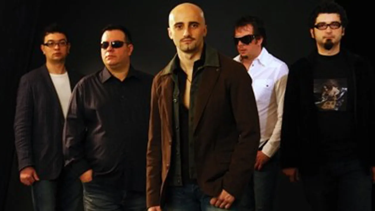 Nebunie curata! Baietii de la Voltaj au pornit spre Cluj pe urgia de afara! Fac popasuri pentru a curata parbrizul!