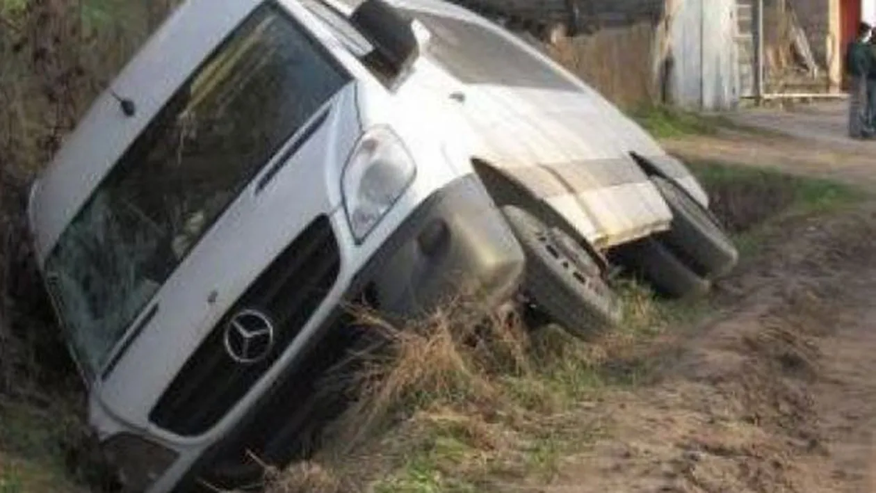 S-a intamplat in aceasta dimineata! Un microbuz s-a rasturnat pe DN 17! Care este starea victimelor