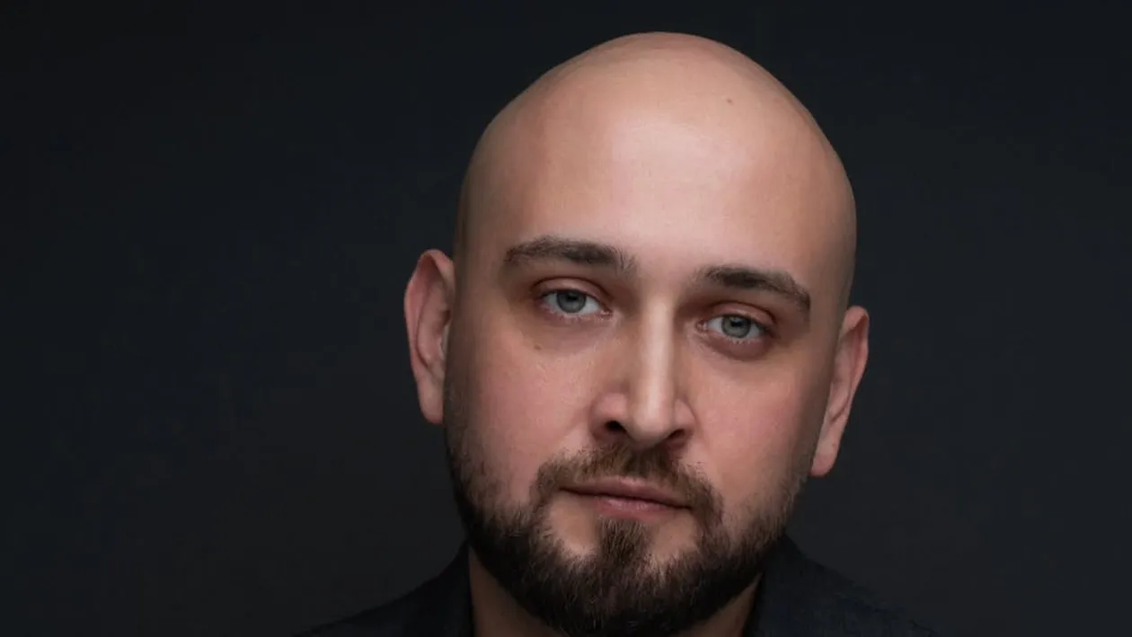 Cine este actorul Vlad Marinescu, reținut în ancheta The Buddhist. Ar fi stat la masă alături de Adrian Copilul Minune în momentul descinderii