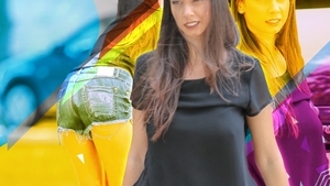 Sexy-asistenta TV a ieșit din casă fără sutien și într-o pereche de pantaloni minusculi!