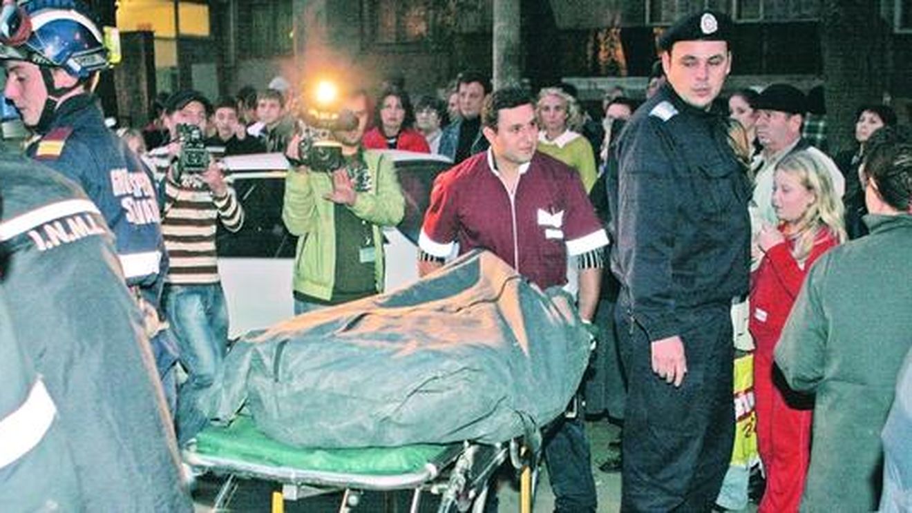 S-au aruncat de pe bloc legati cu lanturi unul de altul