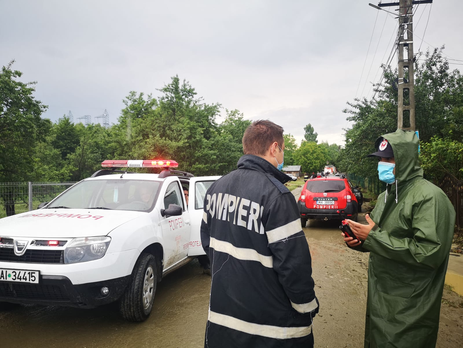 Prăpăd în Argeș! Mașinile au fost luate de ape, iar gospodăriile oamenilor au fost inundate. VIDEO