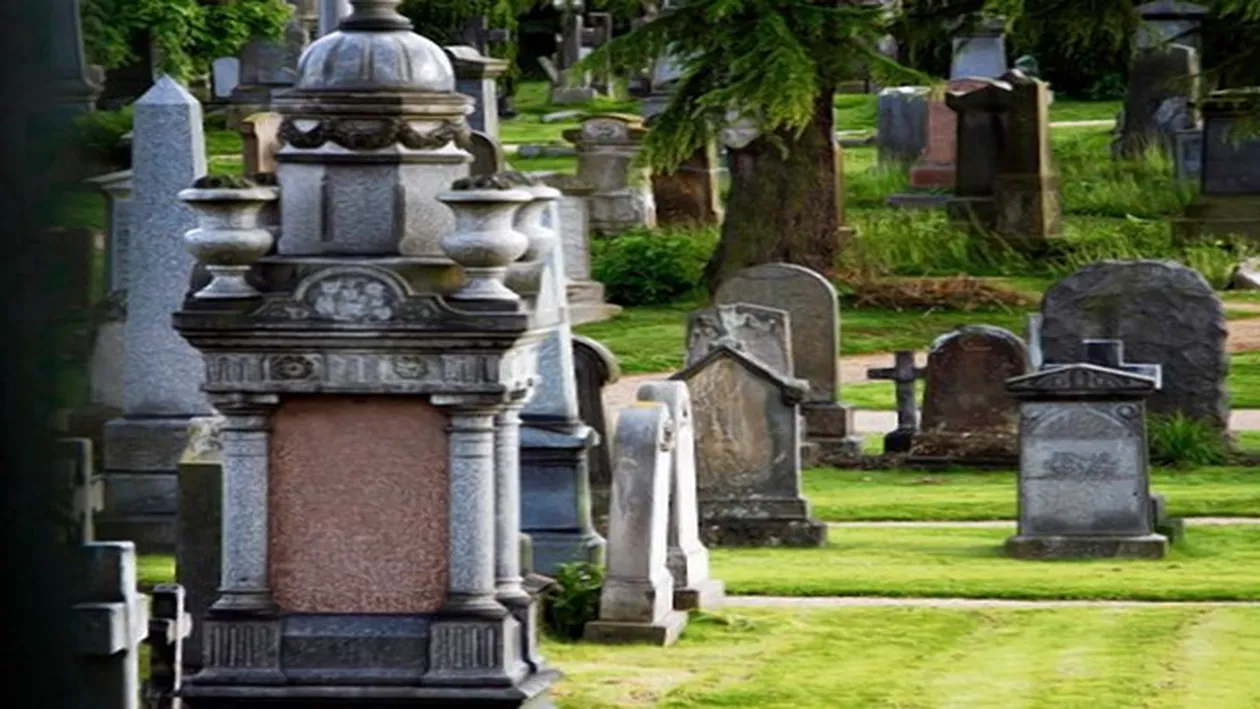 CLIPE DE GROAZA in cimitir! Ce a patit o femeie, in timp ce curata MORMANTUL sotului sau