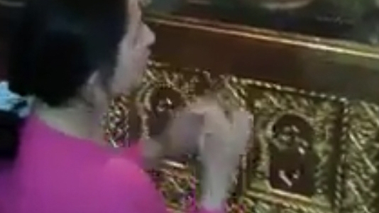 Cea mai cruntă pedeapsă ţigănească pe care ai văzut-o până acum! Şi-a pus soţia în genunchi în faţa altarului, apoi…