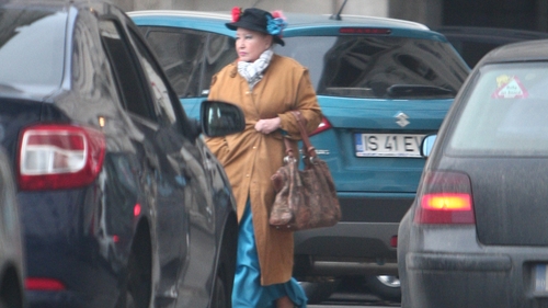 VIDEO EXCLUSIV. Imaginile se vor viraliza instant! E o mare actriţă, dar la volan… S-a chinuit să parcheze maşina, deşi era loc cât pentru un TIR!