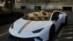 Lamborghini de 200.000 de euro, parcat pe loc destinat persoanelor cu dizabilități. Poliția Locală Cluj-Napoca a ridicat “bijuteria”