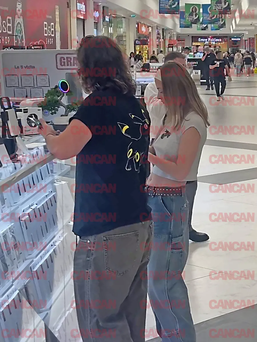 Oana Matache și Radu Siffredi s-au oprit la o insulă din mall pentru ca vedeta să-și schimbe folia de pe telefon