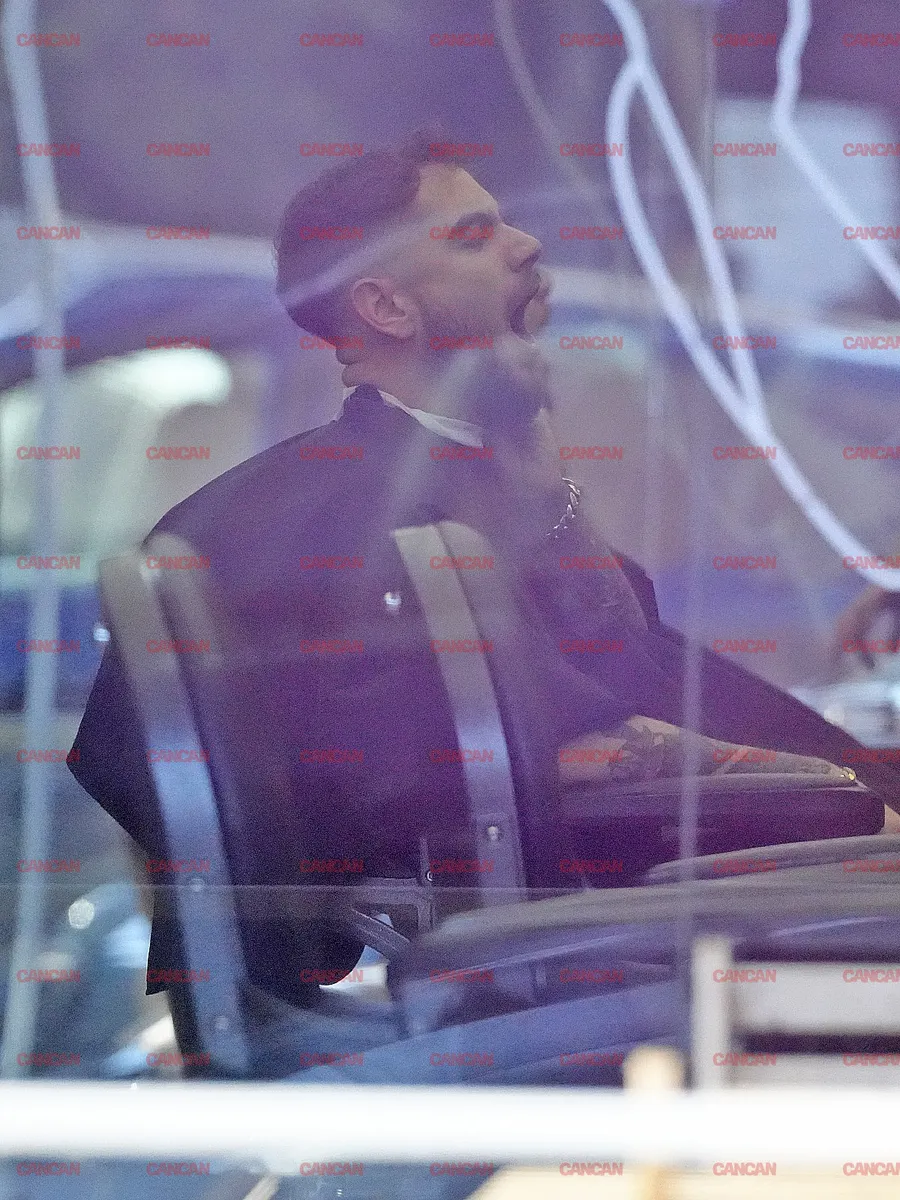 Pe Theo Zeciu l-a luat somnul pe scaunul frizerului