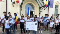 Colegii Alexandrei protestează în fața Poliției Caracal: ”Alo, 112, sunt Alexandra și vreau să trăiesc”