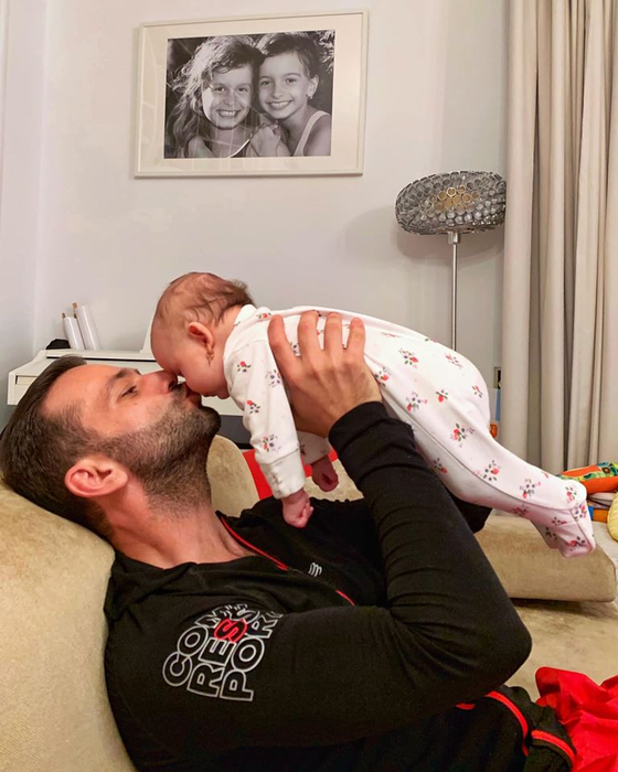 Mihai Morar, tablou de familie. Expresia feței micuței Roua, de neprețuit : ”Inevitabil, una din trei nu are chef de poze”