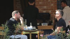 Primele imagini cu ”ex-ul” Roxanei Vancea şi al Mădălinei Pamfile, după 4 luni de arest pentru proxenetism. S-a întors în libertate... Loverboy-ul cu Ferrari, tovărăşeală la cafenea cu faimosul Nilă şi ”cancelarul” lui Gigi Becali