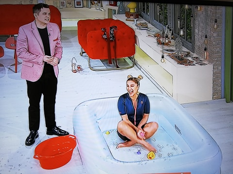 Lora a promis că se dezbracă în costum de baie, a făcut-o, dar l-a păcălit, totuși, pe Cove