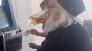 Un preot din Botoșani, filmat la păcănele în timp ce juca și dădea o bere pe gât: „Crucea mamii lui de aparat!”