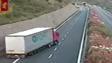 Imagini șocante pe o autostradă din Italia! Un șofer român, beat criță, conduce pe contransens