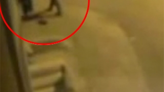 VIDEO Dumnezeule mare! O femeie naste spontan in plina strada si isi abadoneaza bebelusul