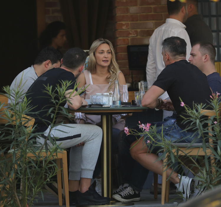 Celor doi li s-au alăturat curând Ionuţ Luţu  (stânga), Alina, fosta iubită a lui Nilă, dar şi încă un tovarăş