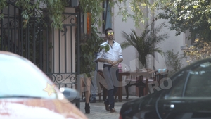 Un cantaret celebru, fotografiat de paparazzi intr-o ipostaza neasteptata! Si-a scos telefonul si…