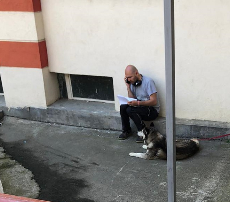 Cristian Dide, cu câinele la veterinar