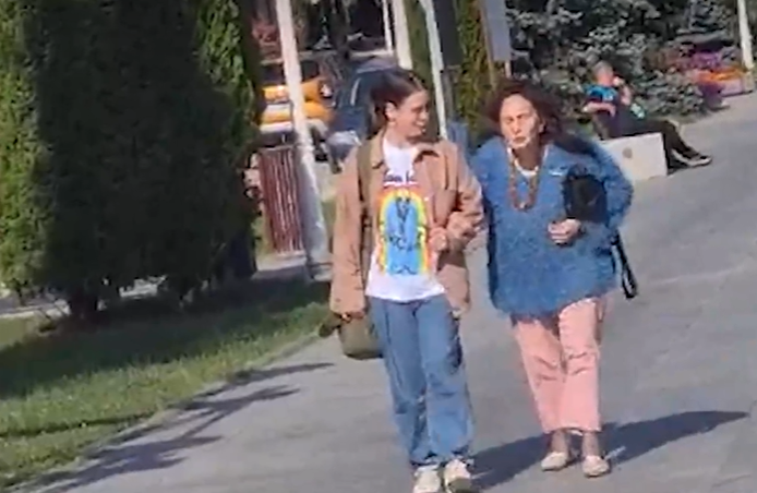 Adriana Iliescu și Eliza, pe stradă în Bușteni / Foto: CIAO