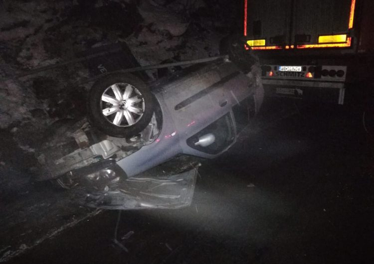 Accident teribil în Sibiu între 2 TIR-uri şi 2 mașini. Doi oameni au fost răniţi, iar traficul e blocat