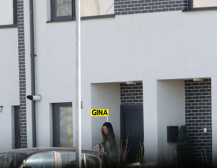 Gina iese din vila din Pipera, urmând să se întâlnească cu Goe (Foto: CANCAN.RO)