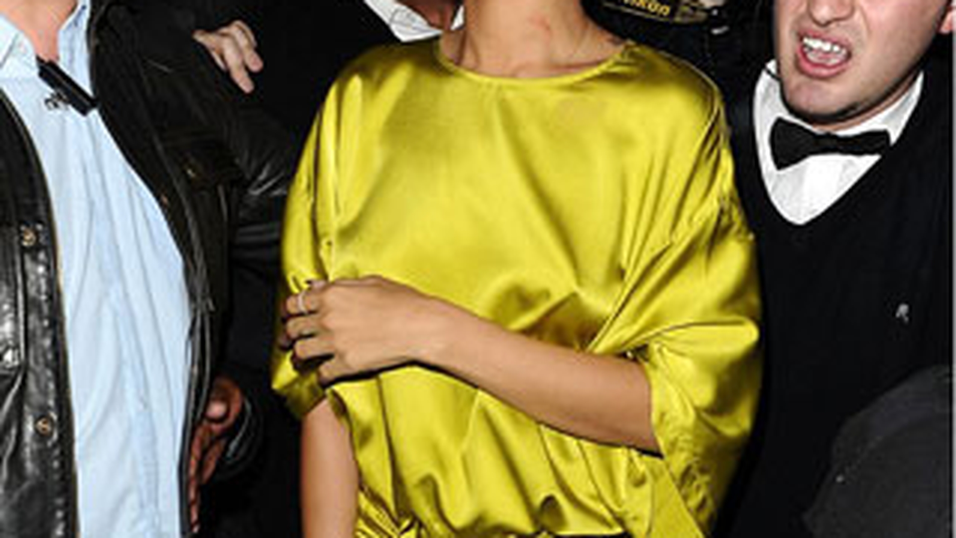 Rihanna, supta pe gat la BRIT Awards. Sa fie Chris Brown?
