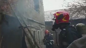 Incendiu de proporții în Dâmbovița! Pompierii se luptă de mai bine de o oră cu flăcările