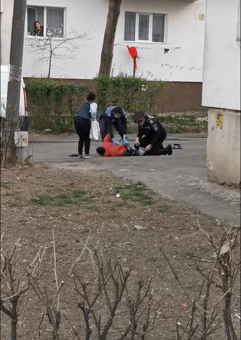 Un angajat al Primăriei Bacău a fost încătușat! Ce nereguli au descoperit polițiștii în declarația pe propria răspundere