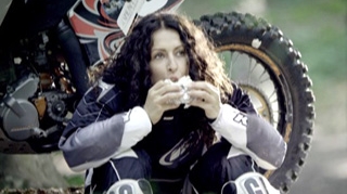 Mihaela Radulescu face reclama la mezeluri pe motor! VEZI FOTO!
