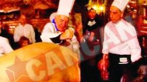 Au imbatat porcii cu tuica inainte sa-i taie