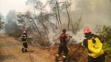 Pompierii români se luptă cu incendiile devastatoare din Grecia! Imaginile care au emoționat. FOTO