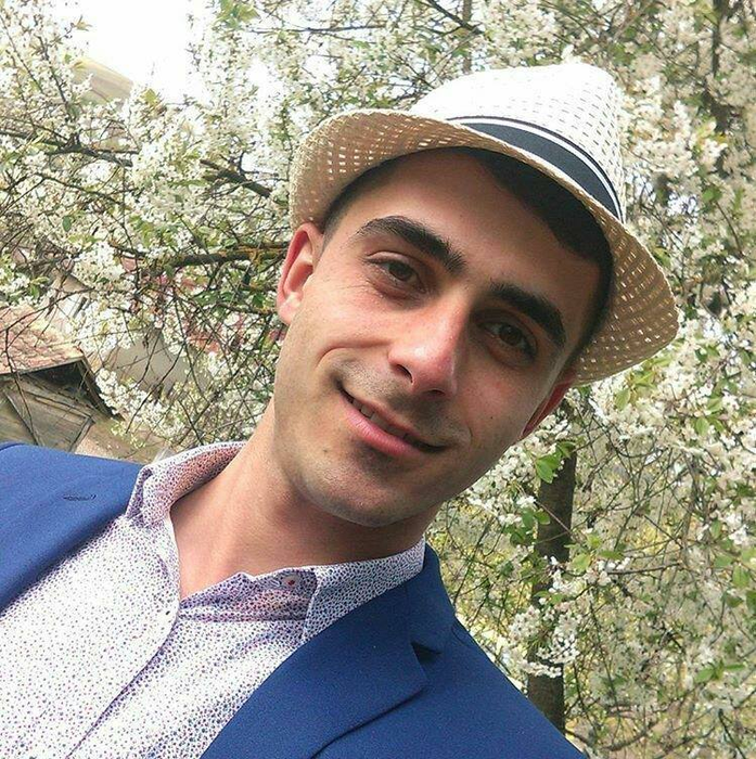 Omul care îşi suflă visele în sticlă