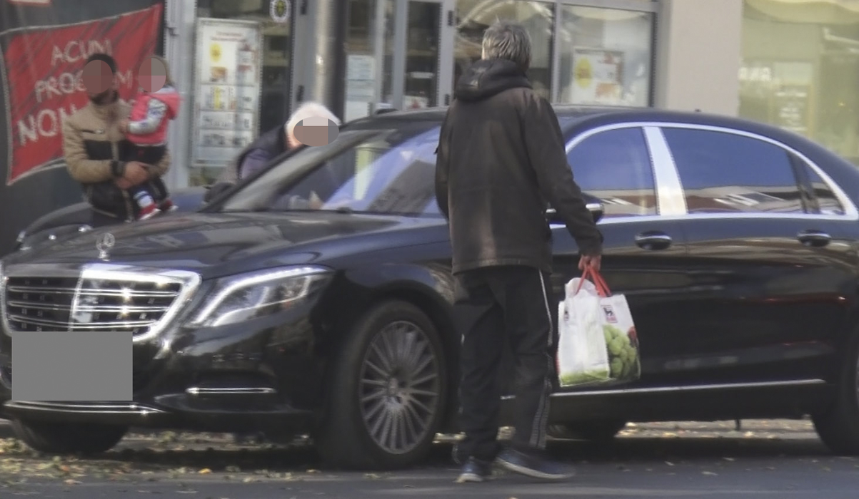Cerșetorul se îndreaptă spre mașina lui Gigi Becali