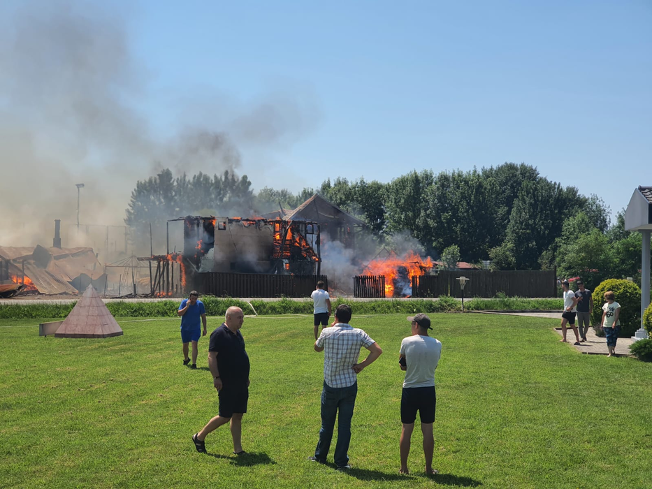 Incendiu puternic în Timiș! Un restaurant a izbucnit în flăcări. Trei oameni au fost răniți. VIDEO